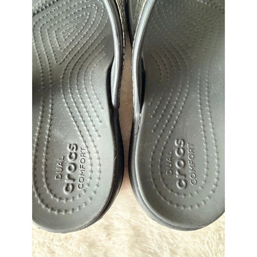 Crocs Dual Comfort W8 Black Silver Snakeskin Wedge Thong Sandals - Picture 4 of 9